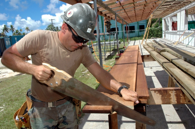 ebeniste-AURIBEAU SUR SIAGNE-min_worker_construction_building_carpenter_male_job_build_helmet-893290